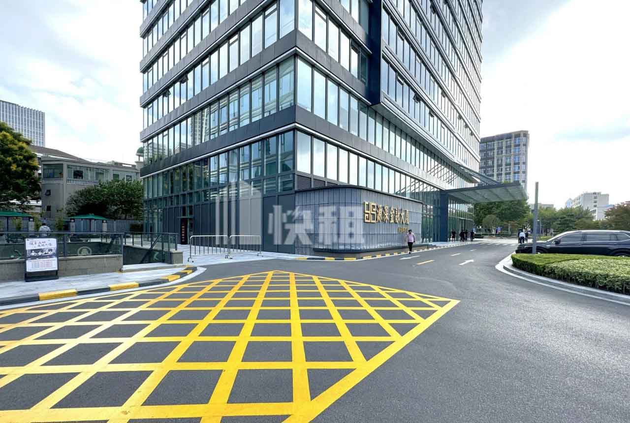 源深金融大厦停车场