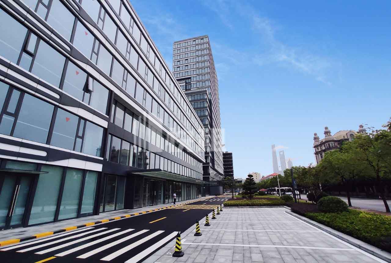 源深金融大厦门口