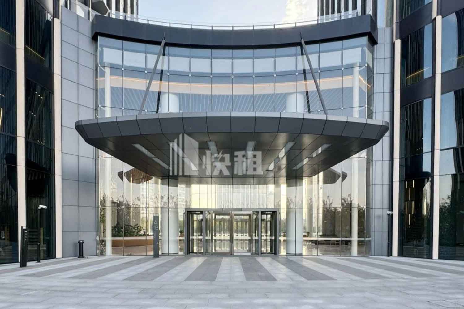 中企国际金融中心门口
