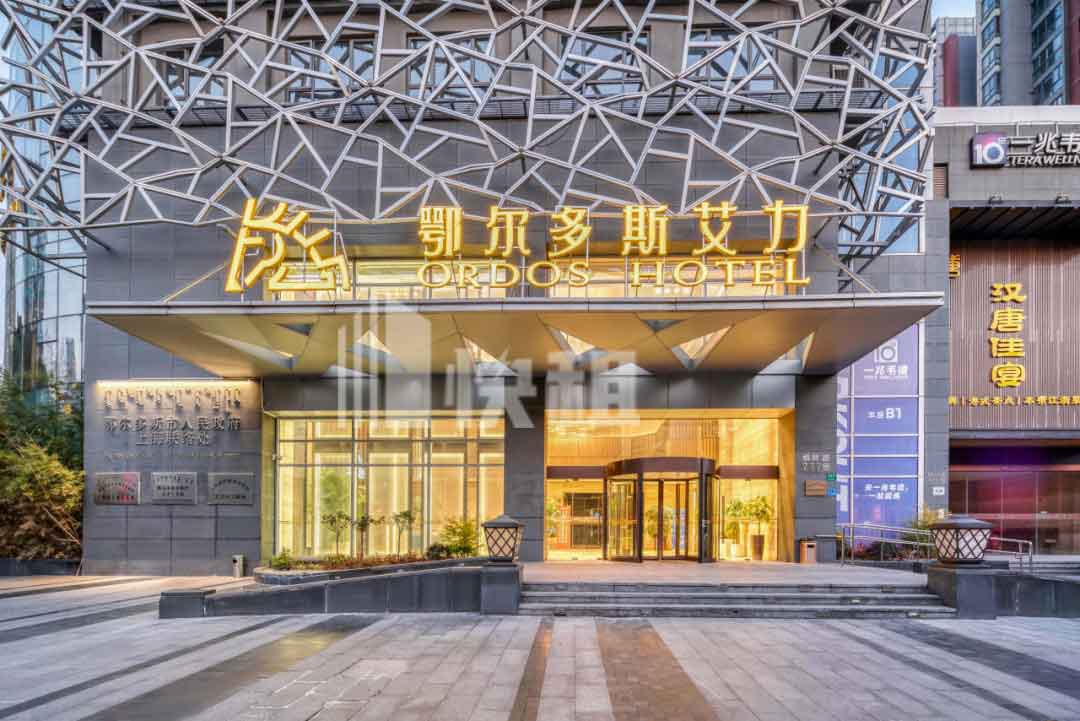 鄂尔多斯艾力大厦门口