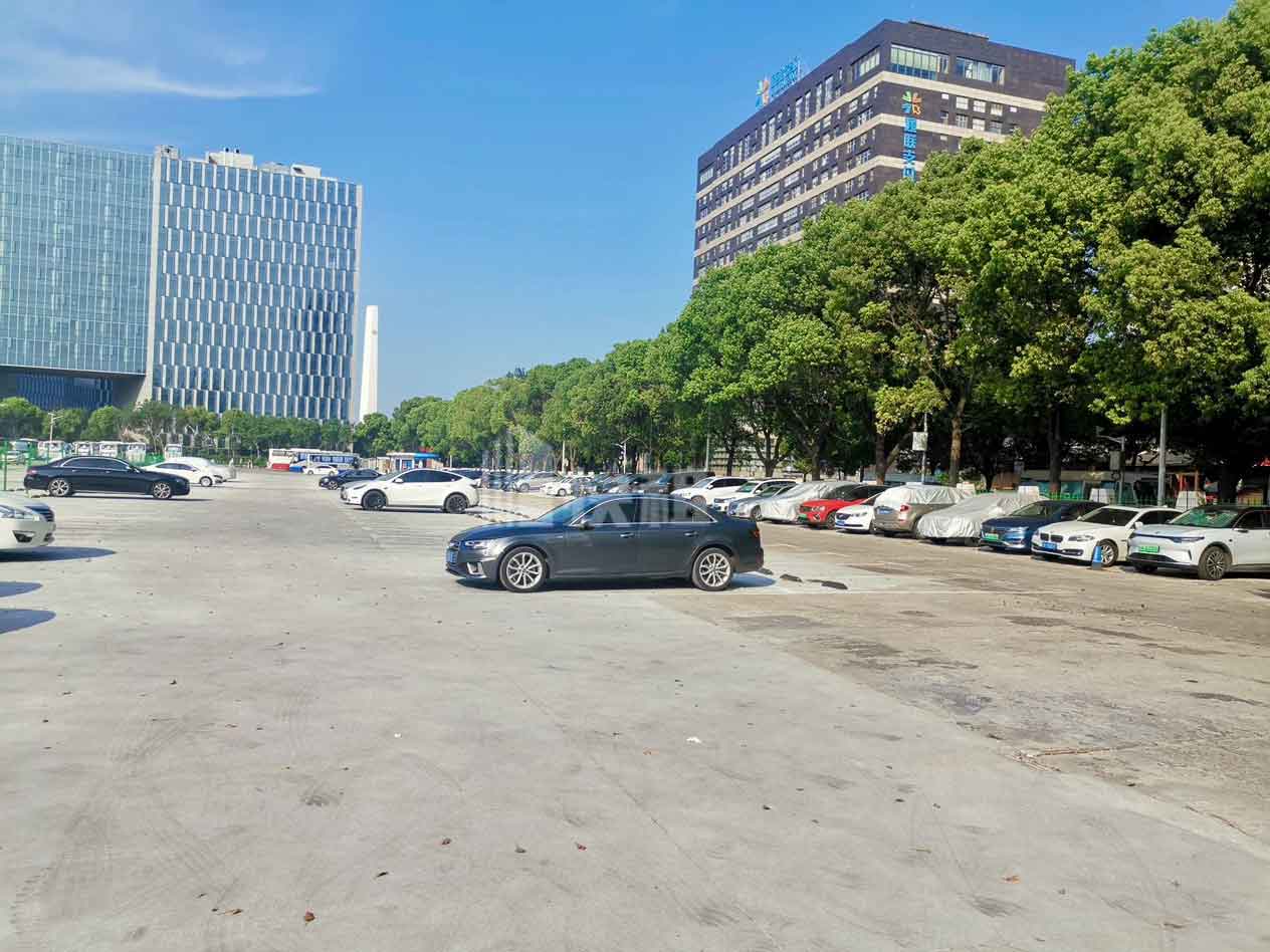 东方谷里智造港停车场