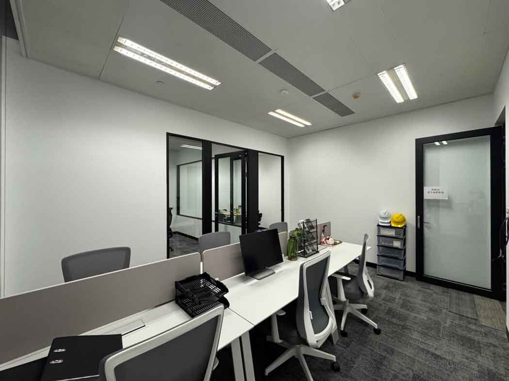 WeWork(国华广场)外侧12人间办公区