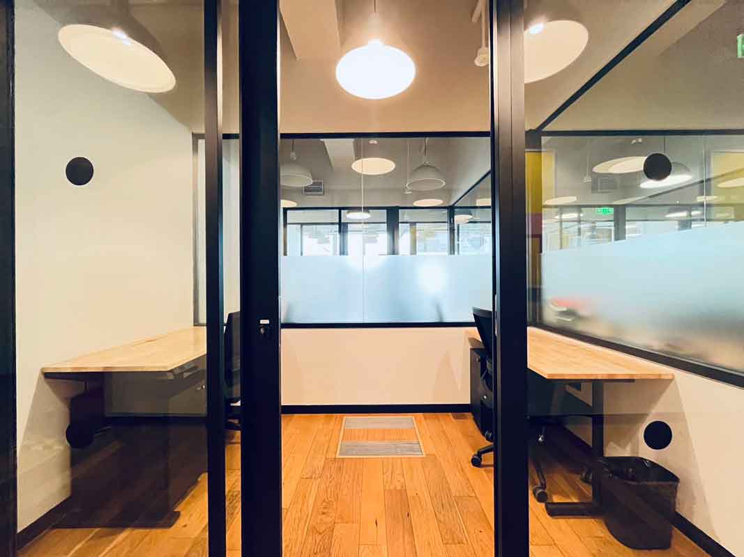 WeWork(世纪商贸广场)内侧2人间