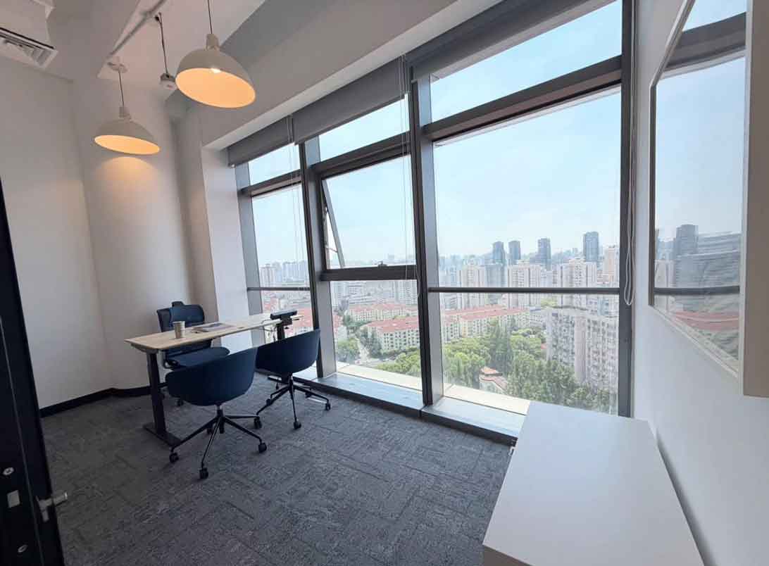 WeWork(东方明珠凯旋中心)18人间老板间